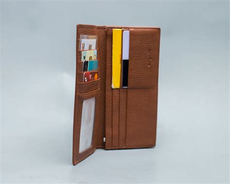 hub leather wallet.